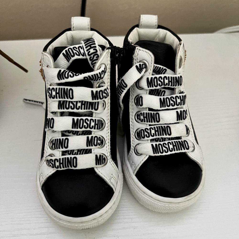 Baby boy moschino high top leather shoes.